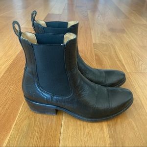 Frye Chelsea boots size 7